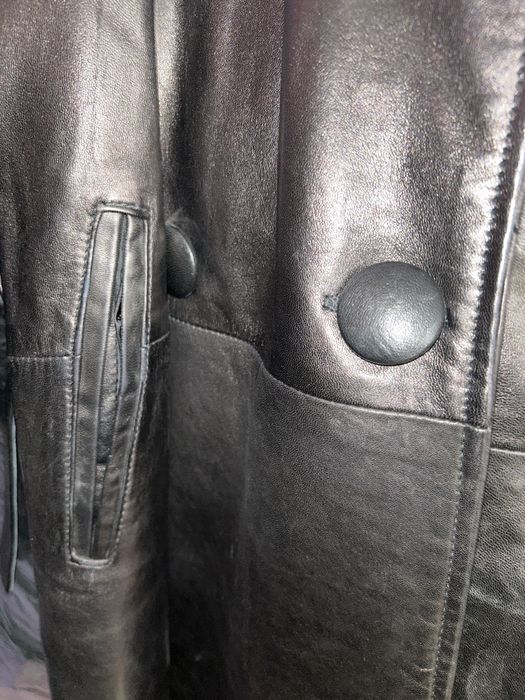 Кожено естествена кожа манто-дамско и сребристи обувки.