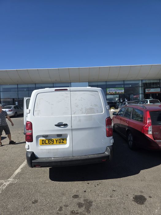 Vand sau dezmembrez opel vivaro 2020