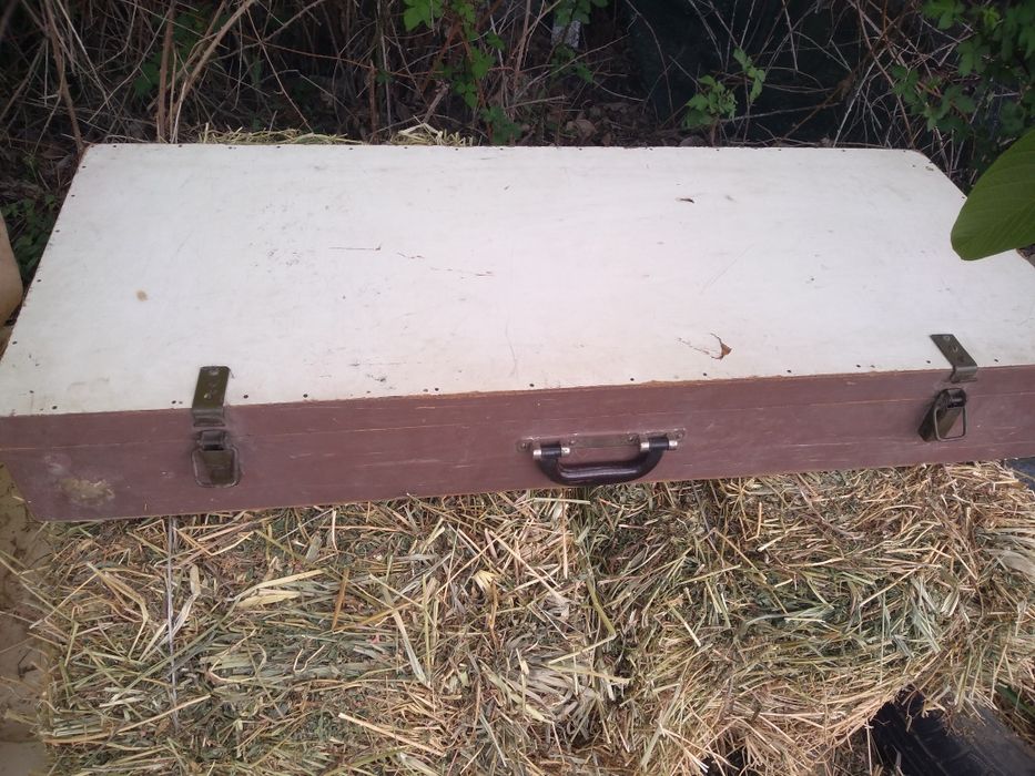 Стар голям дървен куфар