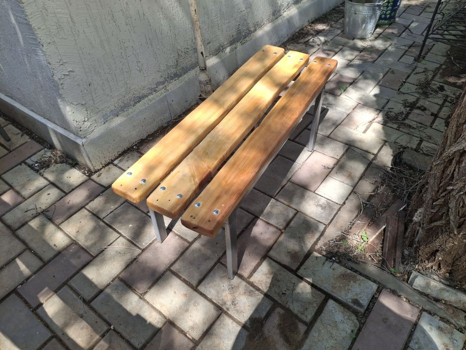 Скамейки прочные, металл дерево.