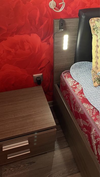 Продам срочно кровать с тумбами