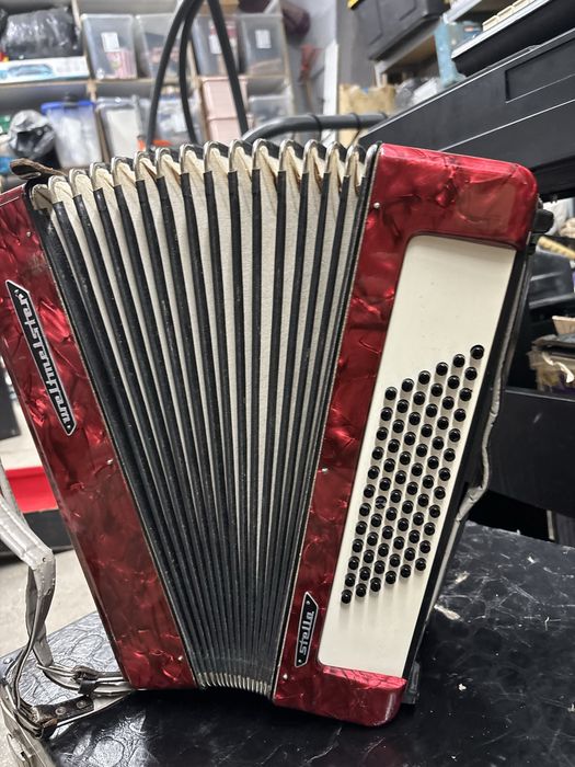 Acordeon Weltmeister Stella cu 72 de basi