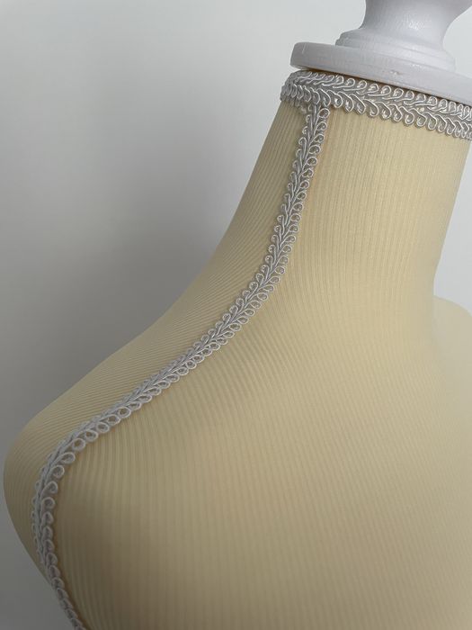 Inchiriez bust/manechin pentru rochia de mireasa si costum mine