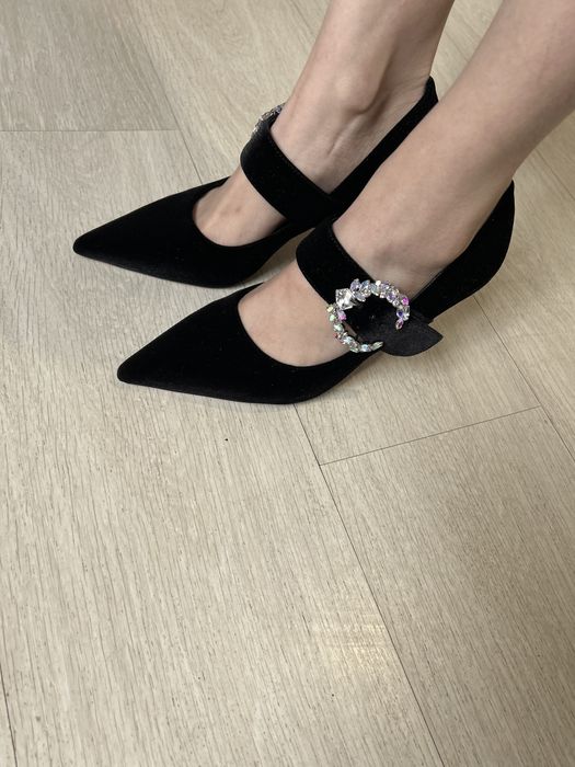 Продам Черные туфли с акцентом на брошь