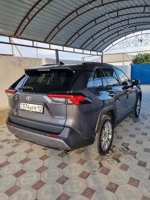 Тойота рав4 2021г, объем 2,5