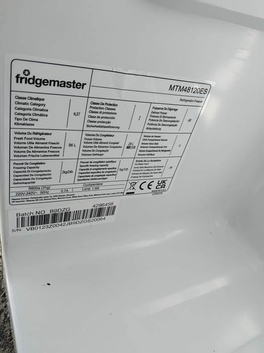 Малък  хладилник с фризер Fridgemaster