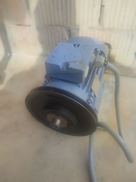 Motor electric trifazic