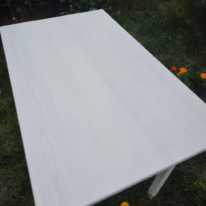 Стол и табуреты продам (стол и 4 табурета)