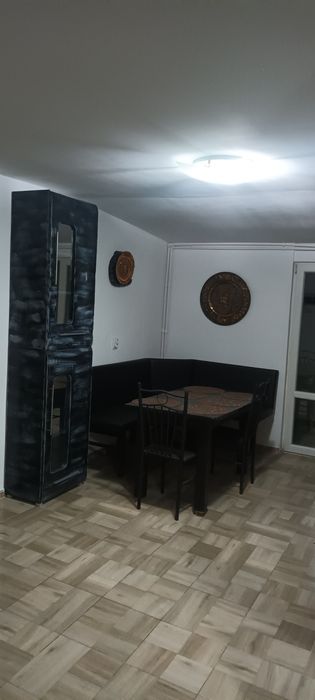 Inchiriez apartament la casa
