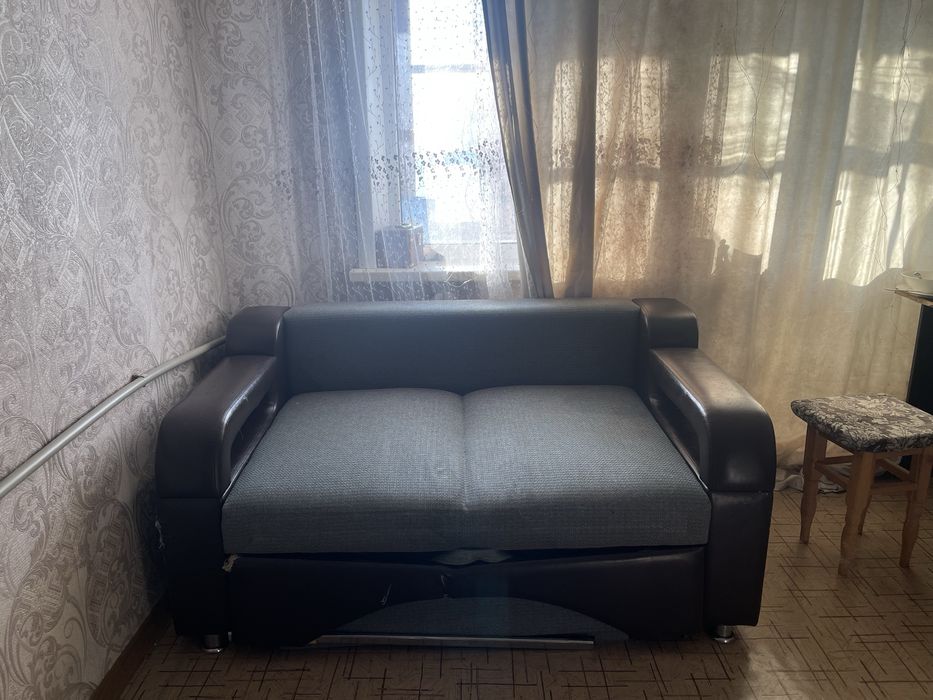 Продам диван, с деффектами
