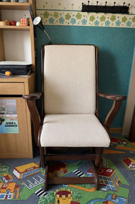 Balansoar de lemn masiv, cu huse textile, potrivit pentru alaptat