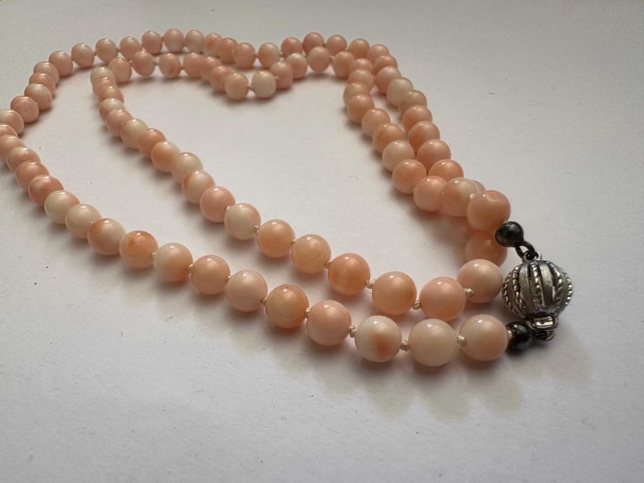 Colier din coral roz, cu închizătoare din aur alb