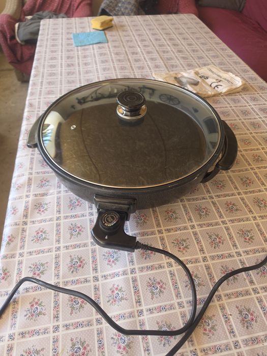 Tigae electrica cu capac de sticla