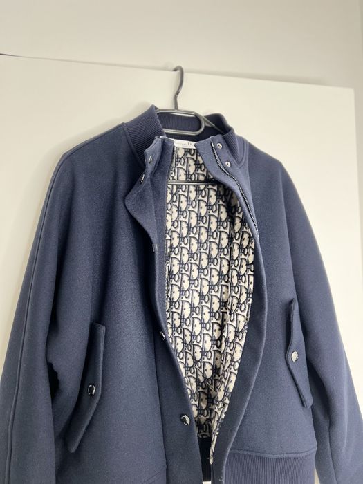 Jachetă bleumarin Dior – Design elegant și rafinat