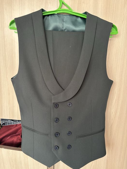 Кастюм темно -зеленый цвет