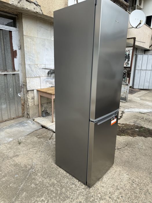 Продавам иноксов хладилник Whirlpool