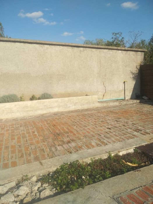 Масивна двуетажна къща