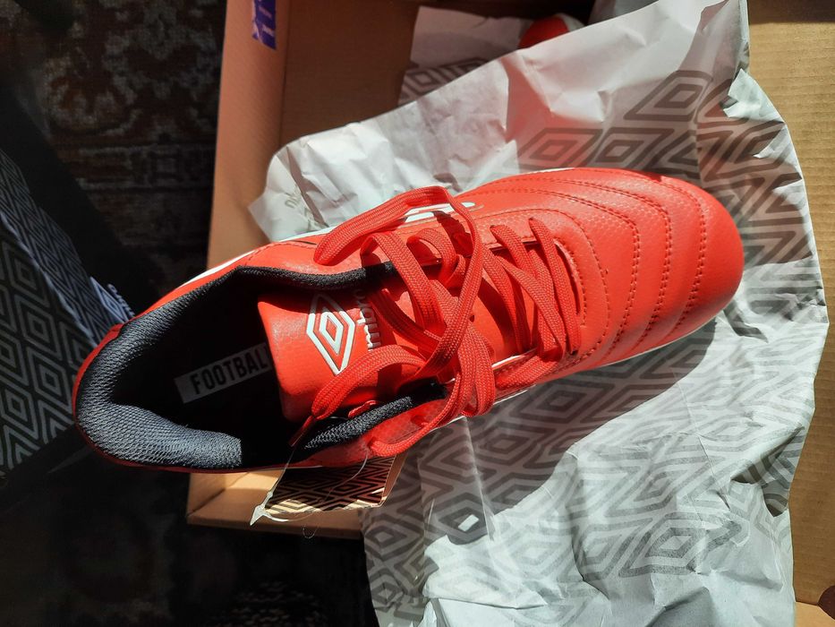 футболни обувки за зала- нови