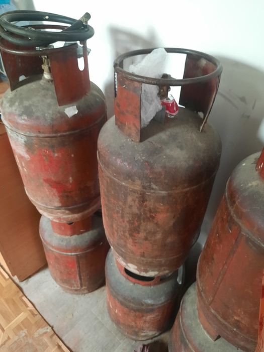 Газ балон маленкий винтельный резбовой.  полный с газом. с редуктором