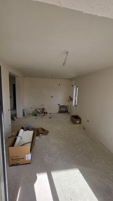 Comision 0! Etaj 1, living și bucătărie, baie, balcon, 2 dormitoare.