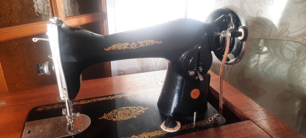 Продам швейную машинку СССР