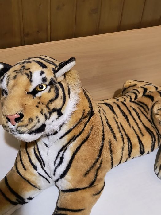 Голям плюшен тигър, размер на снимките 
Без забележки - 30евро 
Бу