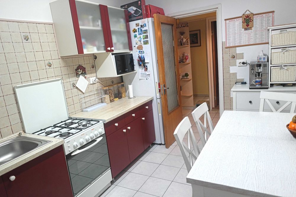 Vând apartament 5 camere + 1 sau 2 garaje la demisol (Vlaicu-Stupilor)