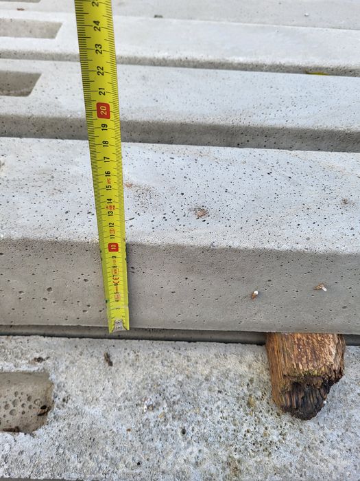 Vând stâlpi gard beton