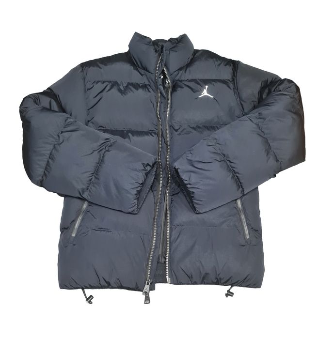 Яке Air Jordan Puffer

Чисто новo с етикети. 

Размер S

Цена 199 лв.