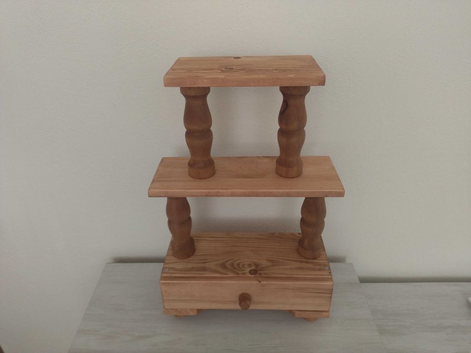 Дървена етажерка със струговани орнаменти !!!