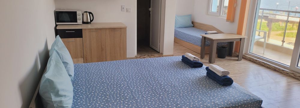 Апартамент две стаи първа линия  цената е  за 5 месеца