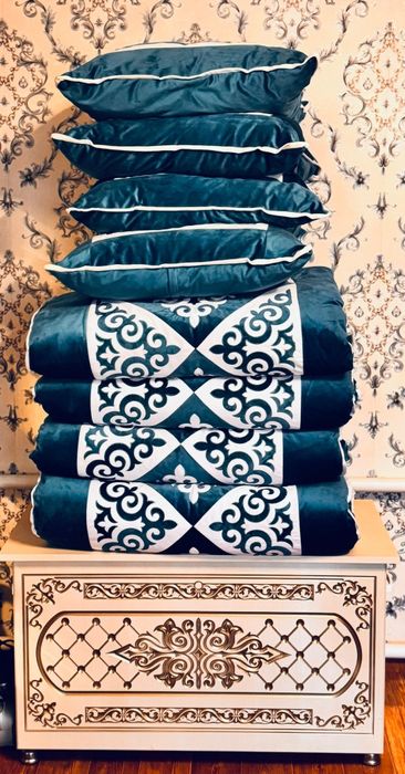 Төр көрпе жастығымен