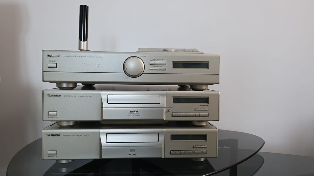 Linie HI-FI Technics E10 , Amplificator , CD player , Tape , Telecomanda . Seria E .