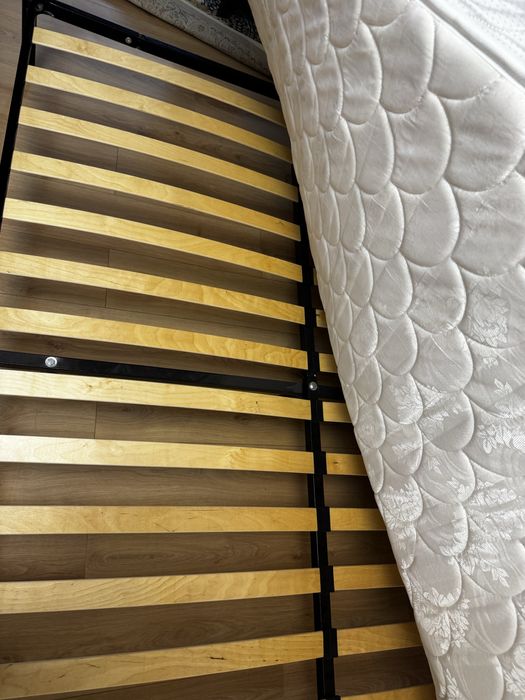 Кровать с матрасом