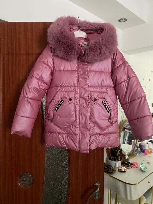 Vând geaca mărimea 140
