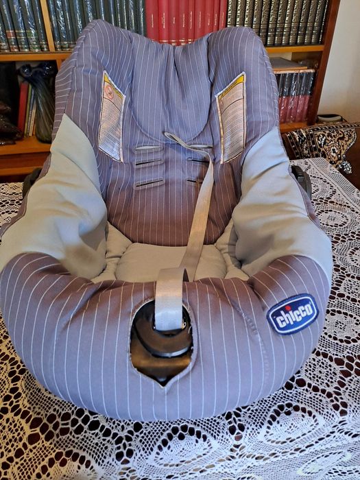 scoica auto bebe cu maner si capotina reglabila