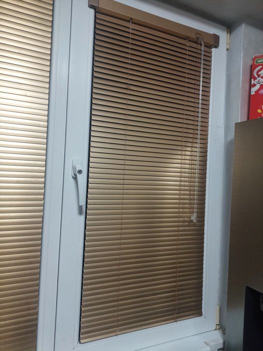 Вътрешни алуминиеви щори златист цвят