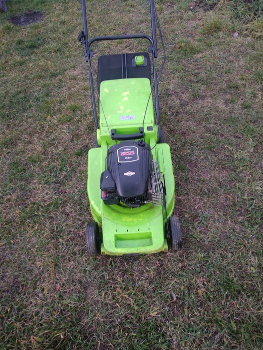 Mașină de tuns iarba  cu AUTOPROPULSIE ( tracțiune)