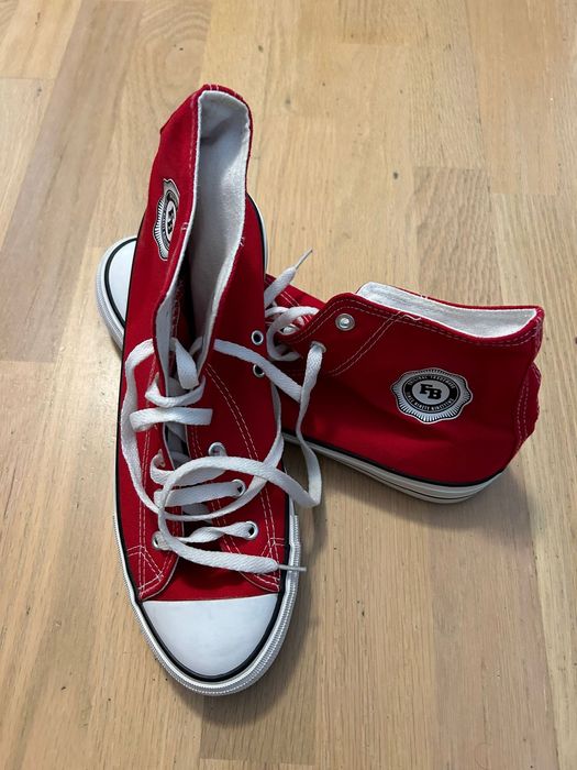 Tenisi rosii barbati