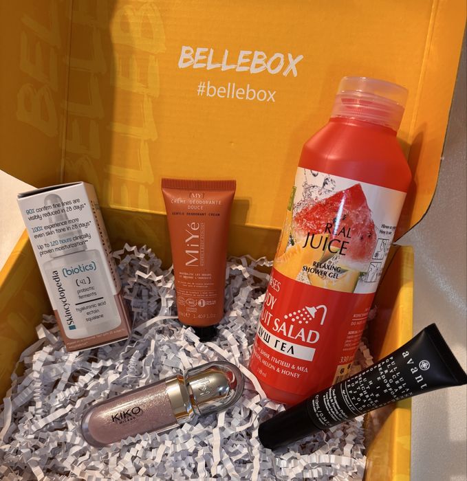 Козметика. Кутия с висококачествена козметика.