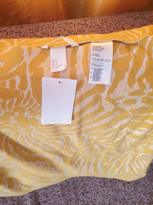 Fusta casual petrecută în față