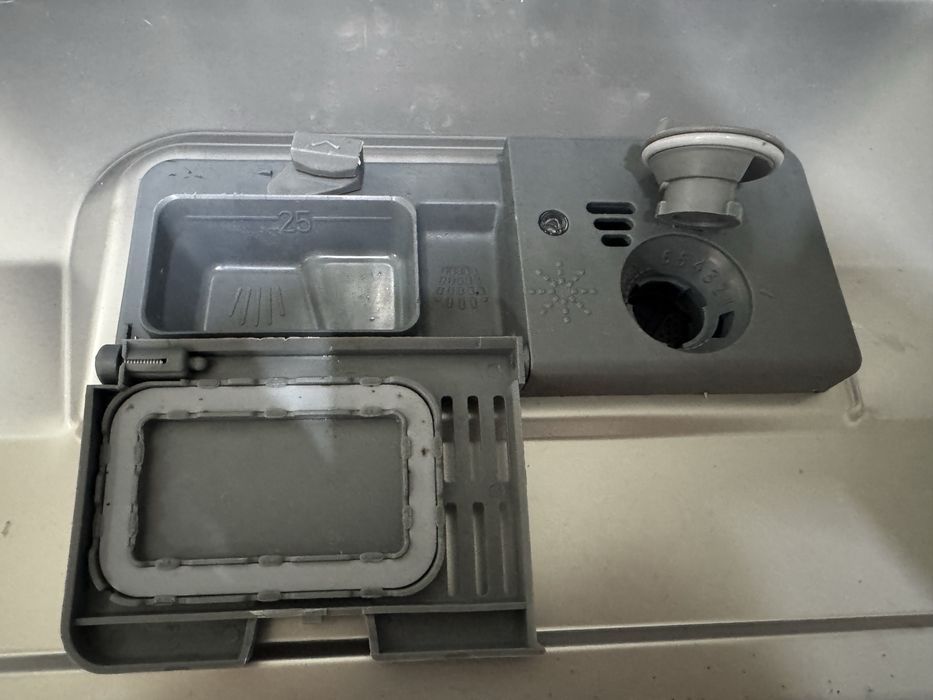 Vând mașină de spălat vase Klarstein, model compact, ideală pentru apartament sau spații mici.