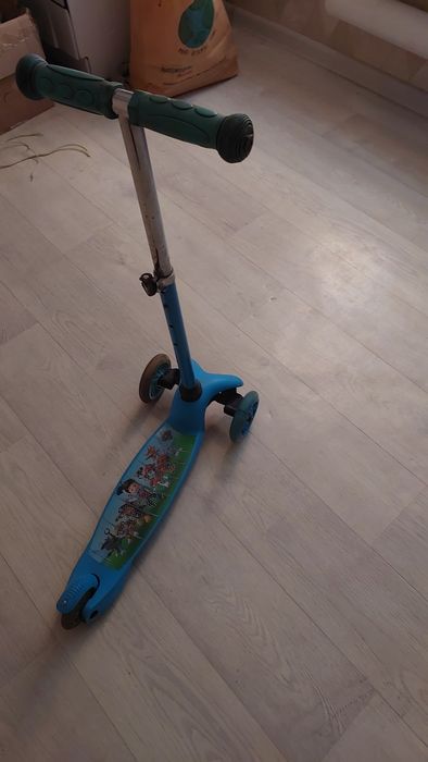 Детский голубой самокат