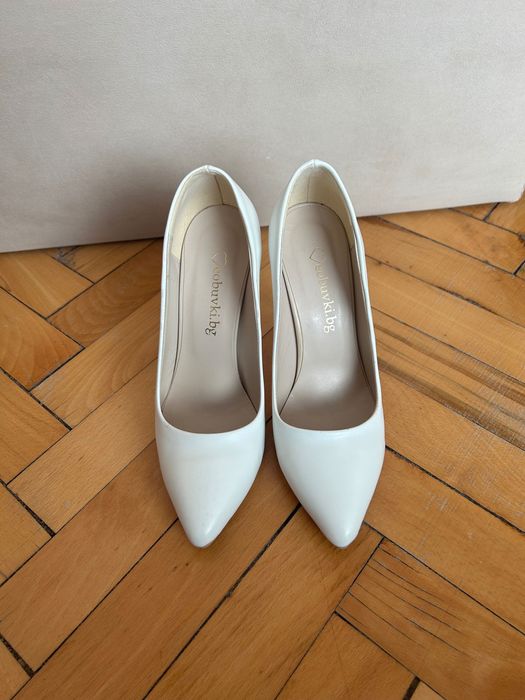 Обувки на ток в бял цвят