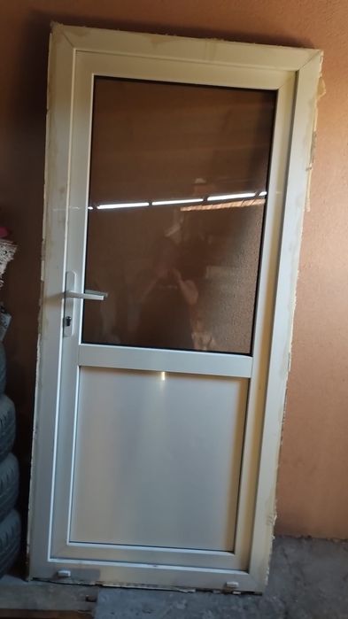 Ușa de termopan folosită însă în stare foarte bună