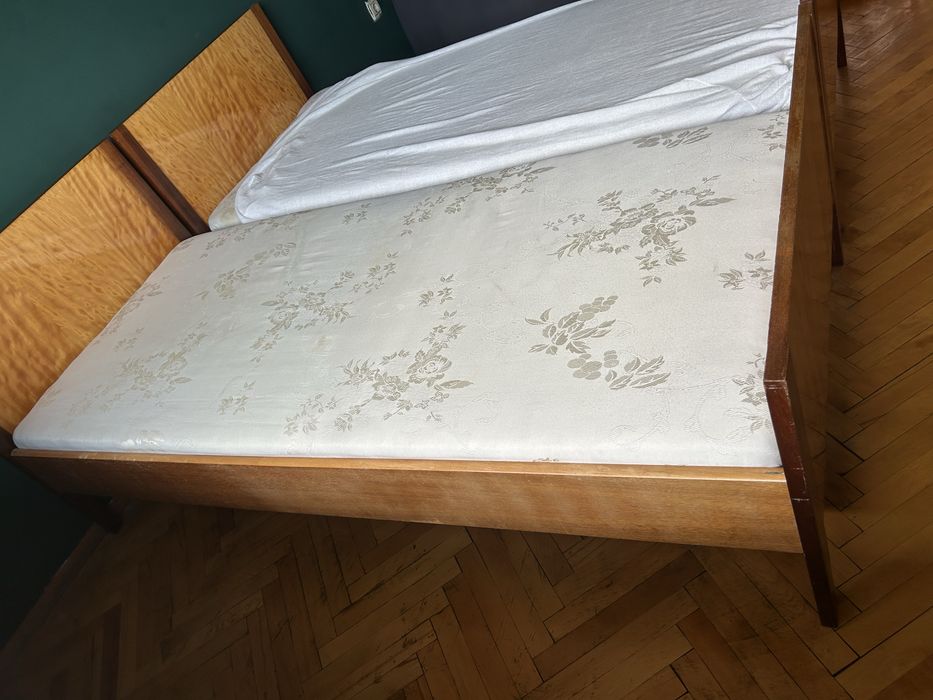 Продавам две легла с матраци от истинско дърво- орех.