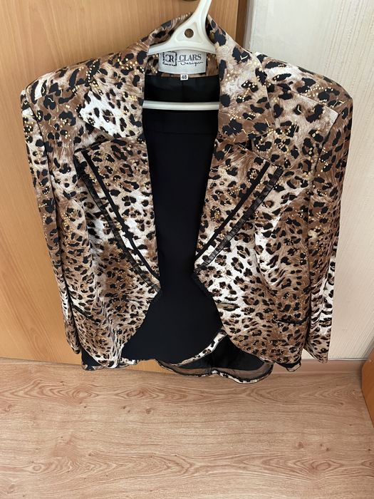 Продам стильный женский костюм