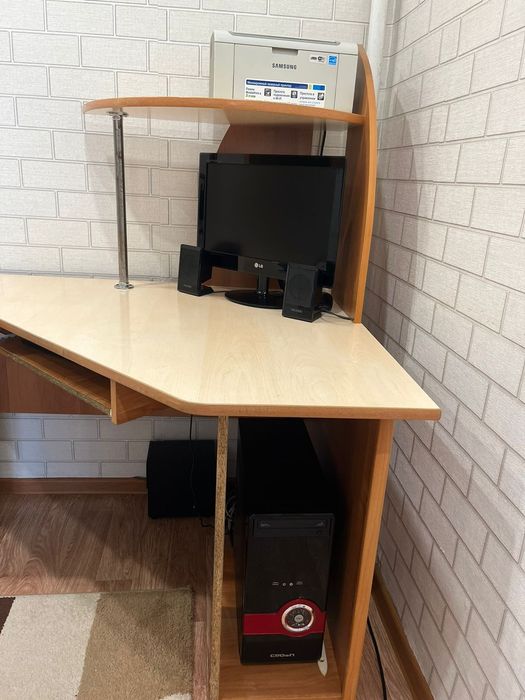 Угловой письменный стол