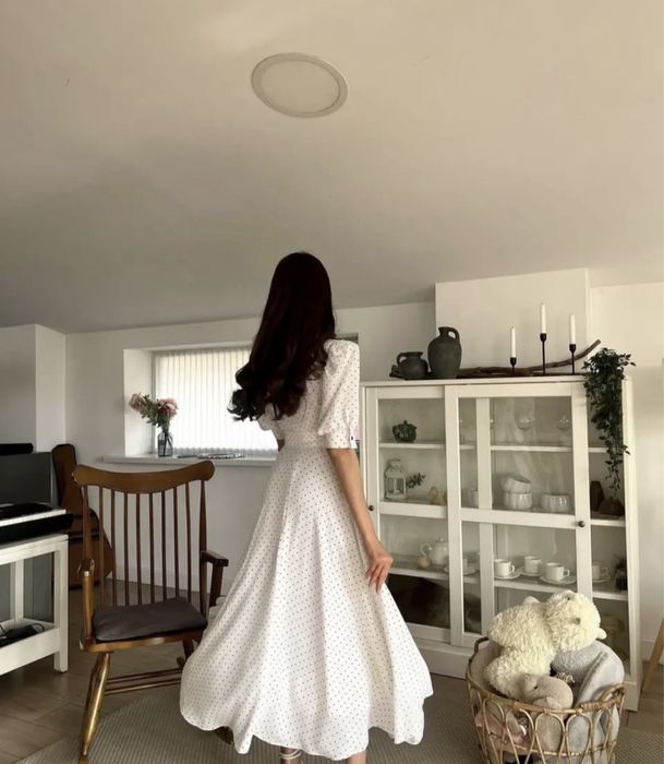 Белое платье в черный горошек