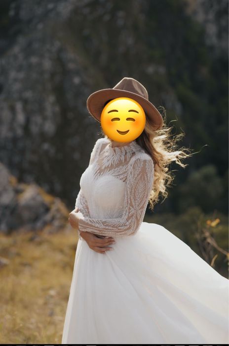 Rochie de mireasă elegantă, cu mâneci lungi și detalii strălucitoare